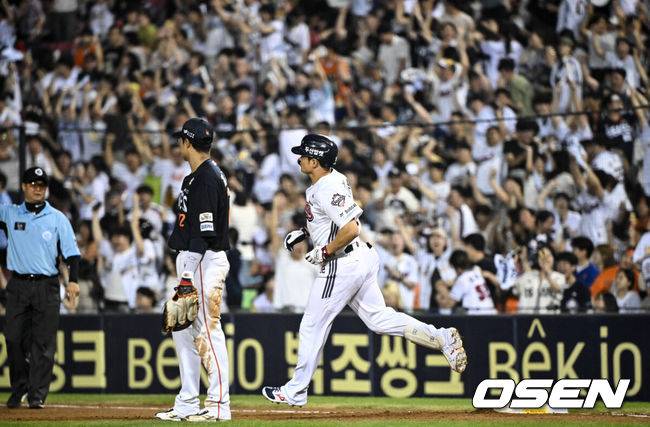 [OSEN=잠실, 조은정 기자]24일 오후 서울 잠실야구장에서 2025 신한 SOL Bank KBO리그 두산 베어스와 한화 이글스의 경기가 열렸다.이날 두산은 최승용, 한화는 폰세를 선발로 내세웠다.7회말 1사 1루 두산 김재환이 역전 투런 홈런을 날린 뒤 베이스를 돌고 있다. 2025.07.24 /cej@osen.co.kr