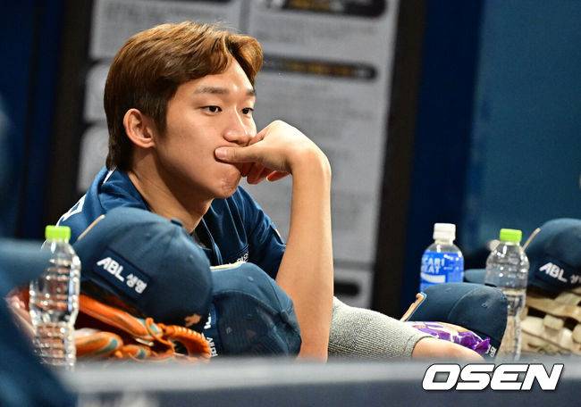 [OSEN=고척 지형준 기자] 21일 오후 서울 구로구 고척스카이돔에서 ‘2023 신한은행 SOL KBO리그’ 키움 히어로즈와 NC 다이노스의 경기가 열렸다.대한야구소프트볼협회(KBSA) 경기력향상위원회와 KBO 전력강화위원회는 이날 항저우 아시안게임 야구대표팀 24명 중 지난 7월 22일 롯데전에서 부상을 당한 이정후(키움)와 부상으로 지난 6월 2일 LG전 이후 1군 등판 없었던 구창모를 대신해 김성윤(삼성)과 김영규(NC)를 선발했다고 발표했다.&nbsp;빠르게 재활 과정을 거치며 지난 19일 퓨처스리그 등판까지 마친 구창모는 오랜만의 실전 등판에서 최고 시속 145km를 던졌고 지난 20일 1군에 등록됐지만 결국 대표팀에서 낙마했다. 대신 같은 팀 좌완투수 김영규가 대표팀에 선발됐다.&nbsp;NC 구창모가 경기에 앞서 생각에 잠겨 있다. 2023.09.21 /jpnews@osen.co.kr