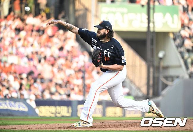 [OSEN=잠실, 조은정 기자]24일 오후 서울 잠실야구장에서 2025 신한 SOL Bank KBO리그 두산 베어스와 한화 이글스의 경기가 열렸다.이날 두산은 최승용, 한화는 폰세를 선발로 내세웠다.1회말 한화 선발 폰세가 역투하고 있다. 2025.07.24 /cej@osen.co.kr