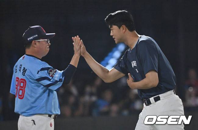 [OSEN=부산, 이석우 기자] 22일 부산 사직야구장에서 2025 신한 SOL 뱅크 KBO 리그 롯데 자이언츠와 삼성 라이온즈의 경기가 열렸다. 홈팀 롯데는 박세웅이, 방문팀 삼성은 원태인이 선발 출전했다.롯데 자이언츠 김태형 감독이 삼성 라이온즈에 9-6 역전승 한 후 윤성빈과 하이파이브를 하고 있다. 2025.06.22 / foto0307@osen.co.kr