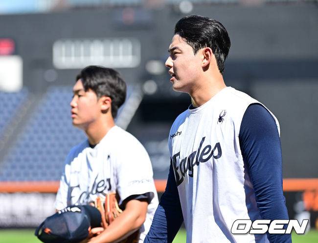 문동주와 정우주도 땀을 뻘뻘 흘리며 훈련을 마친 뒤 그라운드를 지키는 김경문 감독에게 인사를 전했다.