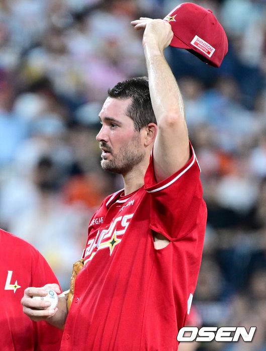 [OSEN=대전, 최규한 기자] 25일 대전 한화생명볼파크에서 ‘2025 신한 SOL Bank KBO리그’ 한화 이글스와 SSG 랜더스의 경기가 열렸다.홈팀 한화는 라이언 와이스, 방문팀 SSG는 드류 앤더슨을 선발로 내세웠다.4회말 SSG 선발 드류 앤더슨이 모자를 고쳐쓰고 있다. 2025.07.25 / dreamer@osen.co.kr