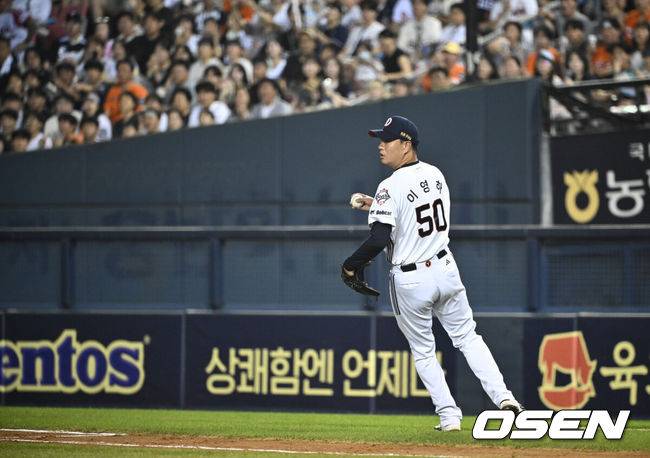 [OSEN=잠실, 조은정 기자]24일 오후 서울 잠실야구장에서 2025 신한 SOL Bank KBO리그 두산 베어스와 한화 이글스의 경기가 열렸다.이날 두산은 최승용, 한화는 폰세를 선발로 내세웠다.8회초 1사 1,2루 한화 황영묵 내야안타에 타구를 잡은 두산 투수 이영하가 1루가 비어 공을 던지지 못하고 있다. 2025.07.24 /cej@osen.co.kr