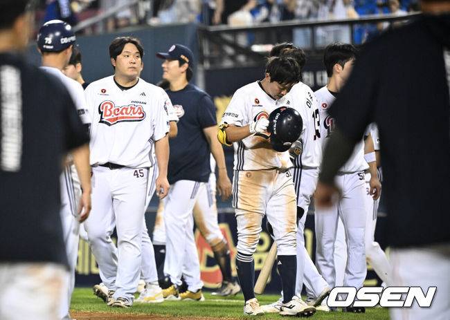 [OSEN=잠실, 조은정 기자]한화 이글스와 두산 베어스가&nbsp;연장 접전 끝 승부를 가리지 못했다.프로야구 한화 이글스는 24일 서울 잠실구장에서 열린 2025 신한 SOL뱅크 KBO리그 두산 베어스와의 시즌 12차전에서 연장 11회 끝 4-4 무승부를 거뒀다.&nbsp;연장 11회말 2사 1, 2루에서 땅볼로 물러난 두산 정수빈이 아쉬워하고 있다. 2025.07.24 /cej@osen.co.kr
