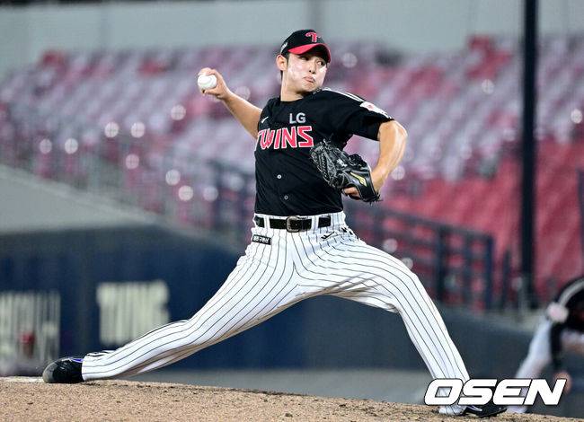 [OSEN=광주, 최규한 기자] LG 트윈스가 타선 폭발을 일으키며 광주 3연전을 모두 이겼다.&nbsp;LG는 24일 광주-기아 챔피언스필드에서 열린 2025 프로야구 신한은행 SOL bank KBO리그 경기에서 KIA 타이거즈를 8-0으로 대파했다. 선발 손주영의 눈부신 무실점 호투와 7회 김현수의 3점홈런 등 대거 8점을 뽑아내는 타선의 응집력을 과시하며 완파했다. 시리즈를 모두 쓸어담고 4연승을 질주했다.&nbsp;9회말 마운드에 오른 LG 김영우가 힘차게 공을 뿌리고  있다. 2025.07.24 / dreamer@osen.co.kr