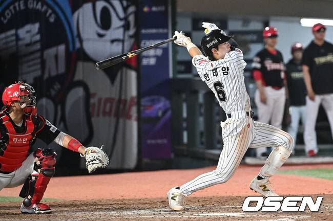 [OSEN=부산, 이석우 기자] 25일 부산 사직야구장에서 2025 신한 SOL 뱅크 KBO 리그 롯데 자이언츠와 KIA 타이거즈의 경기가 열렸다. 홈팀 롯데는 데이비슨이, 방문팀 KIA는 김건국이 선발 출전했다.롯데 자이언츠 한태양이 7회말 2사 2,3루 중견수 왼쪽 2타점 안타를 치고 있다. 2025.07.25 / foto0307@osen.co.kr