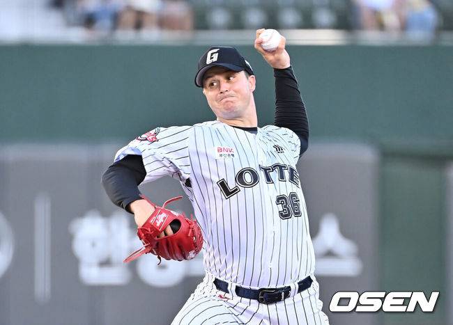 [OSEN=부산, 이석우 기자] 25일 부산 사직야구장에서 2025 신한 SOL 뱅크 KBO 리그 롯데 자이언츠와 KIA 타이거즈의 경기가 열렸다. 홈팀 롯데는 데이비슨이, 방문팀 KIA는 김건국이 선발 출전했다.롯데 자이언츠 선발 투수 데이비슨이 역투하고 있다. 2025.07.25 / foto0307@osen.co.kr