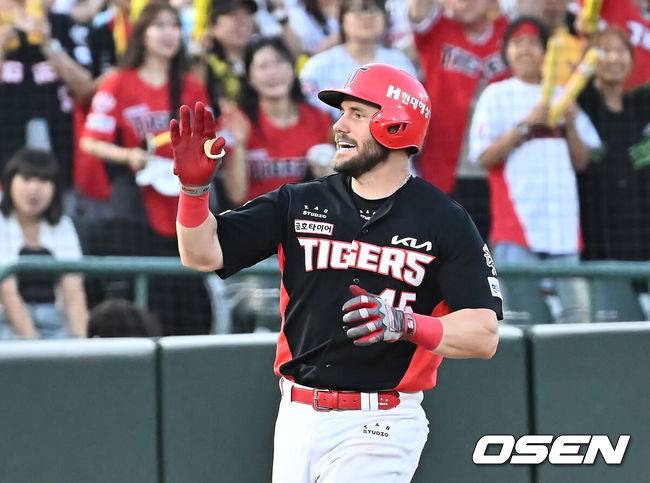 [OSEN=부산, 이석우 기자] 25일 부산 사직야구장에서 2025 신한 SOL 뱅크 KBO 리그 롯데 자이언츠와 KIA 타이거즈의 경기가 열렸다. 홈팀 롯데는 데이비슨이, 방문팀 KIA는 김건국이 선발 출전했다.KIA 타이거즈 위즈덤이 4회초 무사 좌월 솔로 홈런을 치고 하이파이브를 하고 있다. 2025.07.25 / foto0307@osen.co.kr