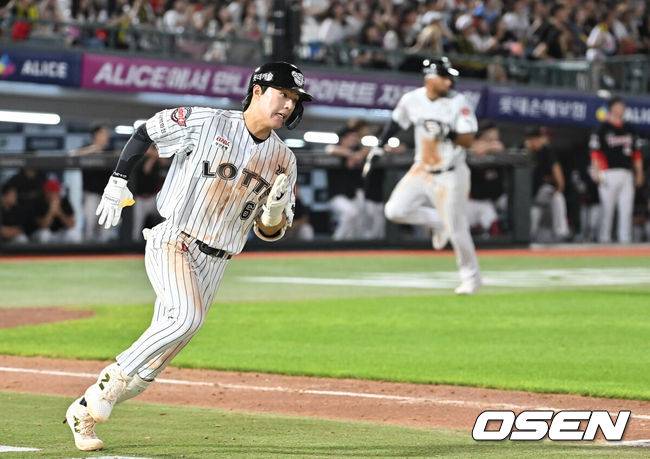 [OSEN=부산, 이석우 기자] 25일 부산 사직야구장에서 2025 신한 SOL 뱅크 KBO 리그 롯데 자이언츠와 KIA 타이거즈의 경기가 열렸다. 홈팀 롯데는 데이비슨이, 방문팀 KIA는 김건국이 선발 출전했다.롯데 자이언츠 한태양이 7회말 2사 2,3루 중견수 왼쪽 2타점 안타를 치고 진루하고 있다. 2025.07.25 / foto0307@osen.co.kr