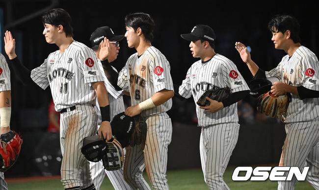 [OSEN=부산, 이석우 기자] 25일 부산 사직야구장에서 2025 신한 SOL 뱅크 KBO 리그 롯데 자이언츠와 KIA 타이거즈의 경기가 열렸다. 홈팀 롯데는 데이비슨이, 방문팀 KIA는 김건국이 선발 출전했다.롯데 자이언츠 김태형 감독이 KIA 타이거즈와의 경기에서 7-4 승리를 확정 짓고 한태양, 윤동희, 이호준, 손호영과 기쁨을 나누고 있다. 2025.07.25 / foto0307@osen.co.kr
