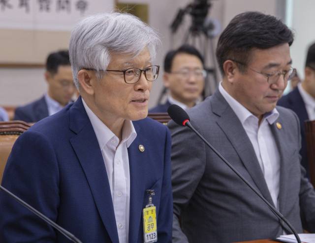 ▲최동석 인사혁신처장이 22일 국회에서 열린 국회 법제사법위원회 전체 회의에 출석해 의원 질의에 답하고 있다. ⓒ연합뉴스