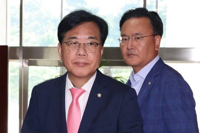 ▲국민의힘 송언석 비대위원장 겸 원내대표가 25일 서울 여의도 국회에서 김건희특검의 김선교 의원실에 대한 압수수색과 관련해 브리핑을 한 뒤 원내대표실로 들어가고 있다. 오른쪽은 유상범 원내수석부대표. ⓒ연합뉴스