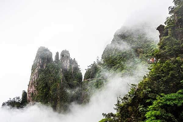 망산의 대표적 비경인 오지봉五指峰. 첨봉 가운데, 손가락을 벌려 알파벳 V를 한 것 같은 바위가 오지봉이다.