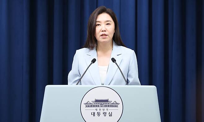 강유정 대통령실 대변인이 25일 서울 용산 대통령실 청사에서 중대산업재해 발생 사업장 현장간담회 관련 브리핑을 하고 있다. 뉴스1