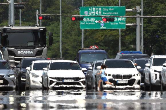 전국 대부분 지역에 폭염경보가 내려진 25일 오후 서울 영등포구 여의대로 위로 지열로 인한 아지랑이가 피어오르고 있다. 뉴시스