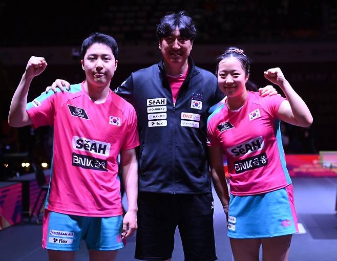 임종훈(왼쪽)이 지난 5월 카타르 도하에서 열린 2025 국제탁구연맹(ITTF) 세계선수권대회 혼합복식 8강전에서 승리한 뒤 주먹을 들어 환호하는 모습.  대한탁구협회 제공
