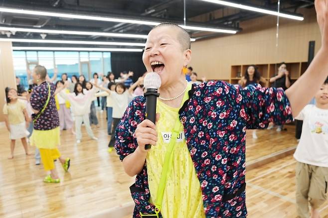 관악문화재단 꿈의 무용단 ‘으라차찬’ 안은미 무용감독이 단원들과 춤을 추고 있다.  관악문화재단 제공