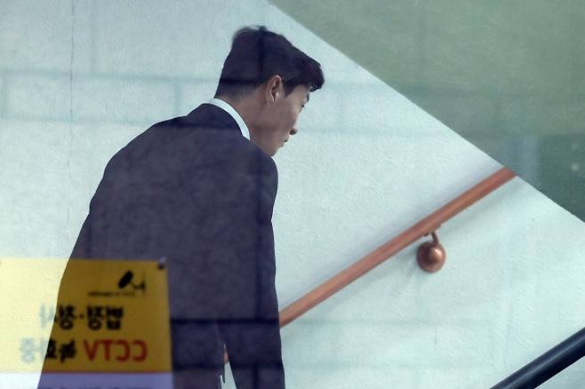 축구선수 황의조가 24일 오후 서울 서초구 서울중앙지방법원에서 열린 불법촬영 등 혐의 항소심 2차 공판에 출석하고 있다. 2025.7.24 뉴스1