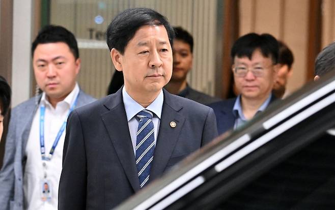 미국 통상협상 출국 연기… 굳은 표정의 구윤철 부총리 - 한미 고위급 ‘2+2 통상회담’에 참석하려고 미국으로 출국하려던 구윤철 부총리 겸 기획재정부 장관이 24일 미국 측으로부터 ‘회담 취소’를 통보받은 뒤 인천국제공항 제2여객터미널에서 굳은 표정으로 되돌아 나오고 있다. 2025. 7. 24. 연합뉴스