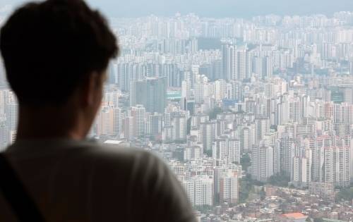 14일 서울 남산 N서울타워에서 한 외국인 관광객이 서울 시내 아파트단지 전경을 살펴보고 있다. 연합뉴스