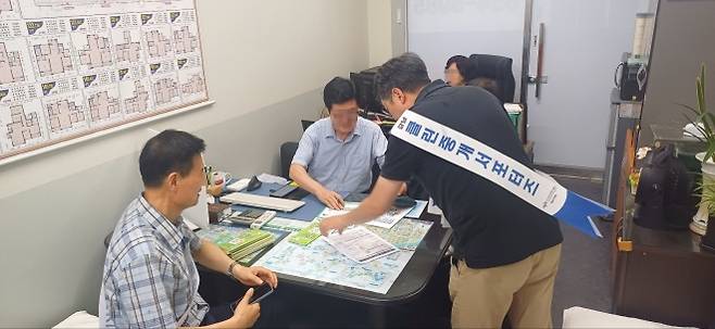 서울 강남구청 직원이 한 공인중개사무소를 찾아 허위매물 광고의 문제점에 대해 설명하고 있다. 강남구 제공