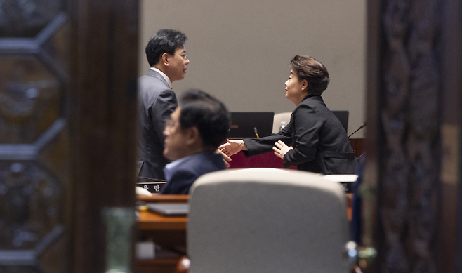 국민의힘 송언석 비상대책위원장 겸 원내대표(왼쪽)과 윤희숙 혁신위원장이 23일 국회 본회의 직후 다시 열린 국민의힘 의원총회에서 만나 악수하고 있다. 연합뉴스