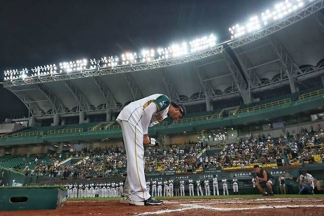 대만 프로야구(CPBL) 타이강 호크스 소속 스티븐 모야가 지난 22일 CPBL 통일 라이온즈와의 경기에 앞서 자신을 응원해준 팬들을 향해 허리를 숙여 인사하고 있다. 자료 : 타이강 호크스