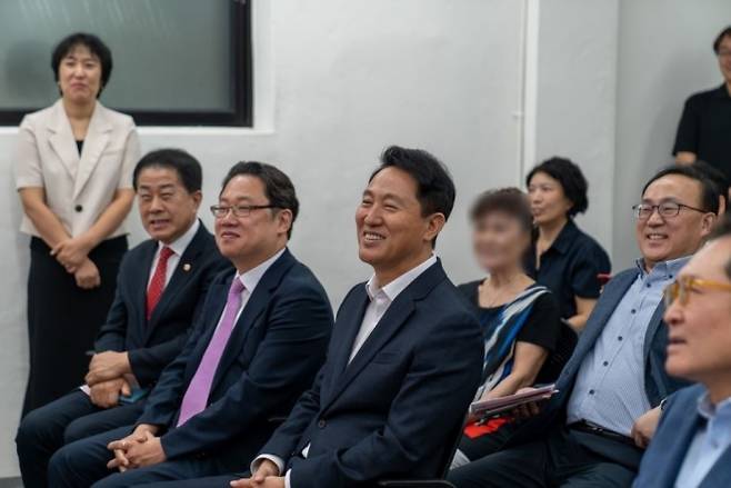 지난 24일 서울역쪽방상담소 ‘우리동네 구강관리플러스센터’에서 열린 ‘개소 1주년 성과공유회’에 참석한 김용호 의원(왼쪽 첫 번째)이 경청하고 있는 모습이다.