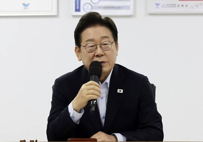 산업재해 근절 현장 노사 간담회, 발언하는 이재명 대통령 - 이재명 대통령이 25일 경기 시흥시 SPC 삼립 시화공장에서 열린 산업재해 근절 현장 노사간담회에서 발언하고 있다.  연합뉴스