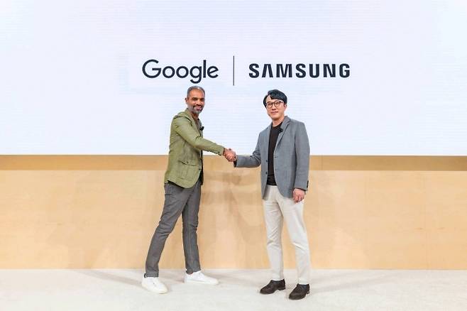 사미르 사맛(왼쪽) 구글 안드로이드 에코시스템 부문 사장과 최원준 삼성전자 MX사업부 개발실장 부사장이 지난해 12월 12일(현지시간) 미국 뉴욕 구글 캠퍼스에서 진행된 ‘XR 언락’ 행사에서 악수하고 있다.  삼성전자 제공