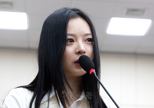 뉴진스 멤버 하니 팜이 15일 오후 서울 여의도 국회에서 열린 환경노동위원회의 경제사회노동위원회, 중앙노동위원회, 최저임금위원회 등에 대한 국정감사에서 눈물을 흘리고 있다. 2024.10.15 국회사진기자단