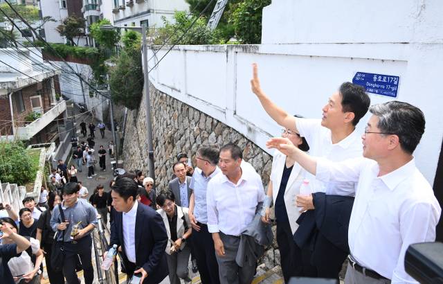 오세훈 서울시장이 24일 서울 중구 신당9구역 주택재개발사업 현장을 방문해 일대를 둘러보며 현황을 파악하고 있다. 신당9구역 재개발사업은 신당동 432-1008번지 일대(구역면적 1만8651㎡)에 공동주택 8개동, 315개 가구와 부대시설을 짓는 사업이다. 오승현 기자 2025.07.24