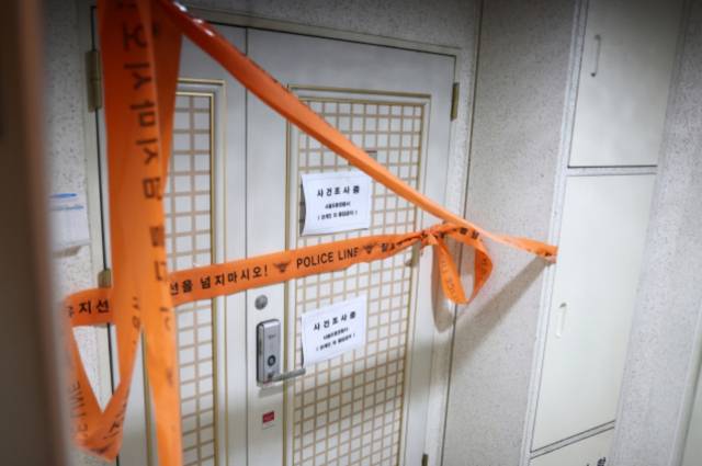 지난 21일 인천에서 사제 총기를 발사해 가족을 숨지게 한 피의자의 주거지에 폴리스 라인이 설치돼 있다. 서울경찰청은 경찰특공대가 피의자의 서울 도봉구 쌍문동 주거지에서 신나와 타이머 등 사제 폭발물을 발견해 제거했다고 밝혔다. 연합뉴스