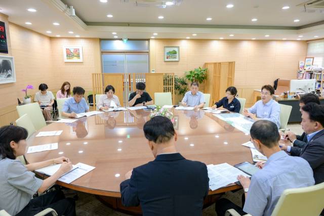 전남 순천시장실에서 24일 세계유니버시아드대회 유치를 위한 첫 전략 회의가 열리고 있다. 사진 제공=순천시
