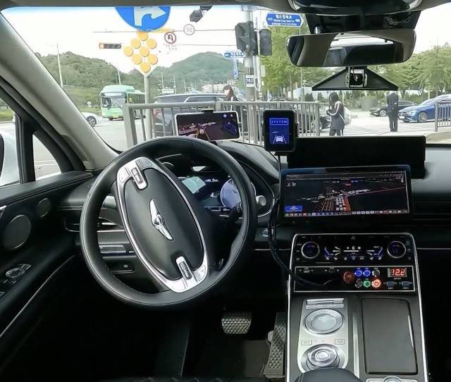 운전석을 비운 라이드플럭스의 자율주행차. 라이드플럭스 유튜브 캡처