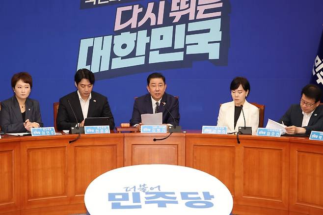 김병기 더불어민주당 대표 직무대행 겸 원내대표(가운데)가 25일 서울 여의도 국회에서 열린 최고위원회의에서 발언하고 있다. ⓒ연합뉴스