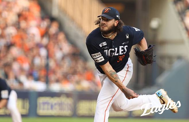 한화 폰세는 24일 잠실 두산전에서 선발등판해 6이닝 무실점으로 위력적인 투구를 펼쳤다. 그는 오른쪽 어깨 뭉침 증세를 호소했지만, 부상 정도가 심각하지 않다. 팀은 안도의 한숨을 쉬었다. 사진제공|한화 이글스