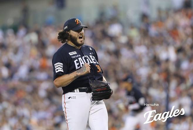 한화 폰세는 24일 잠실 두산전에서 선발등판해 6이닝 무실점으로 위력적인 투구를 펼쳤다. 그는 오른쪽 어깨 뭉침 증세를 호소했지만, 부상 정도가 심각하지 않다. 팀은 안도의 한숨을 쉬었다. 사진제공|한화 이글스