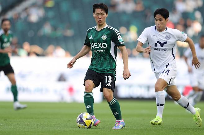 Jeonbuk began a contract with Kang Sang -yun (13). Kang Sang -yun, who is known to have at least three years in mind, wants to prepare a safety device through buyout options. Photo courtesy ｜ Korea Professional Football Federation