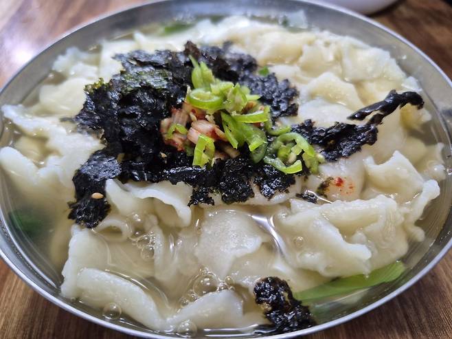 밀밭분식의 수제비. 그릇에 수제비가 쌓여져 나온 듯한 비주얼이다.&nbsp;