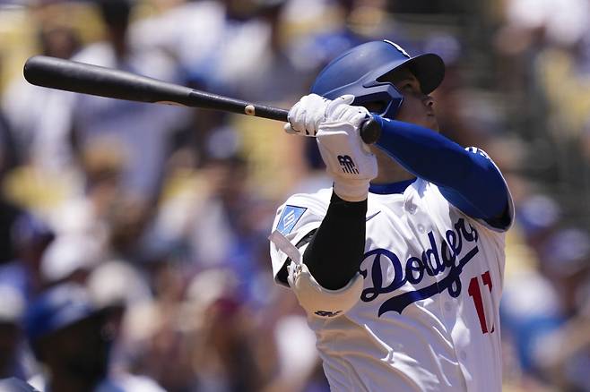다저스 오타니 쇼헤이가 24일 미네소타와 홈경기 첫타석에서 홈런을 치고 있다. AP연합뉴스