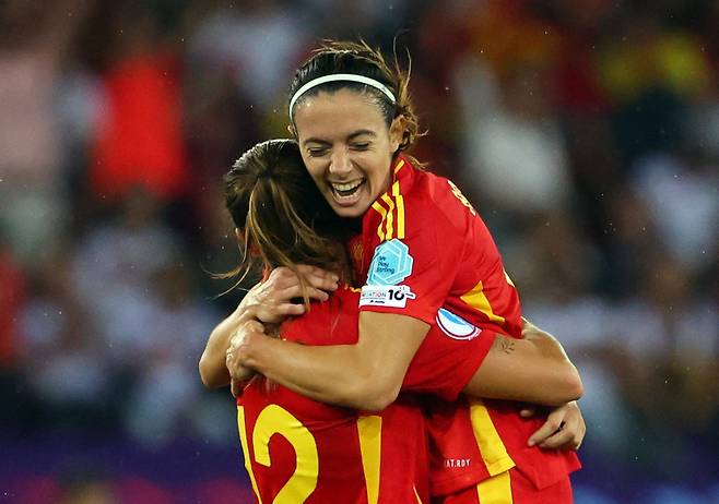 아이타나 보나마티기 지난 24일 유로 2025 준결승에서 독일을 꺾은 뒤 동료와 함께 기뻐하고 있다. 로이터