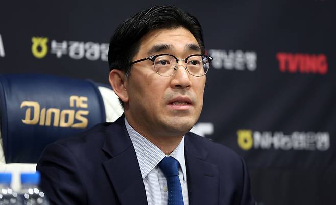 NC 야구단 이진만 대표이사가 지난 30일 회견에서 연고지 이전 가능성을 거론하고 있다. 연합뉴스