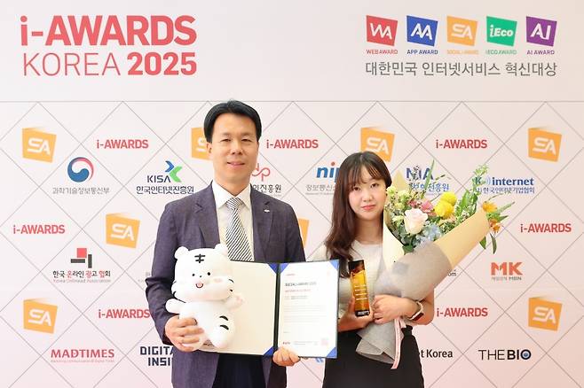 소셜아이어워드 2025 대상 수상 사진(김경수 홍보팀장과 박수빈 주임) ⓒ국민체육진흥공단