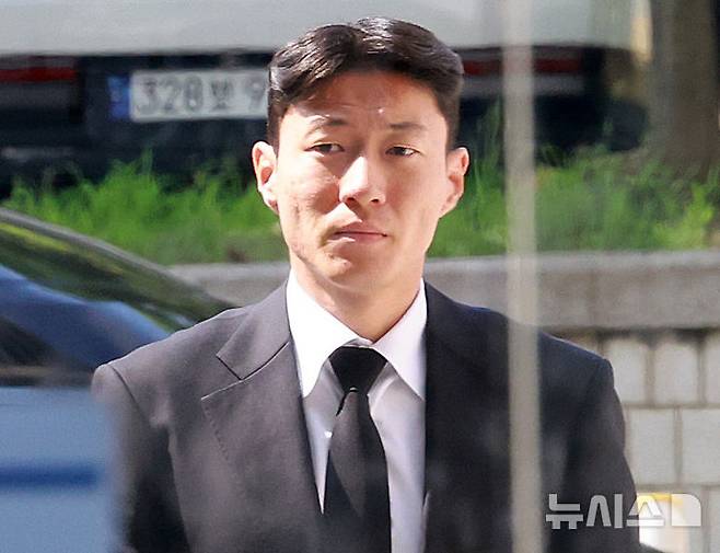 축구선수 황의조가 24일 오후 서울 서초구 서울중앙지방법원에서 열린 불법촬영 등 혐의 항소심 2차 공판에 출석하고 있다. /사진=뉴시스