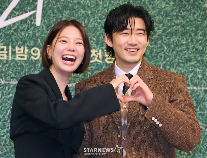 배우 임세미, 윤계상이 25일 오후 서울 양천구 SBS 사옥에서 진행된 금토드라마 '트라이: 우리는 기적이 된다' 제작발표회에 참석해 포즈를 취하고 있다.  예측불허 괴짜감독 주가람과 만년 꼴찌 한양체고 럭비부가 전국체전 우승을 향해 질주하는 코믹 성장 스포츠 드라마 '트라이: 우리는 기적이 된다'는 오늘(25일) 첫 방송된다. /2025.07.25 /사진=이동훈 photoguy@