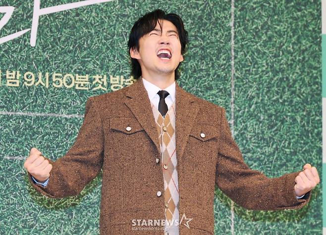 배우 윤계상이 25일 오후 서울 양천구 SBS 사옥에서 진행된 금토드라마 '트라이: 우리는 기적이 된다' 제작발표회에 참석해 포즈를 취하고 있다.  예측불허 괴짜감독 주가람과 만년 꼴찌 한양체고 럭비부가 전국체전 우승을 향해 질주하는 코믹 성장 스포츠 드라마 '트라이: 우리는 기적이 된다'는 오늘(25일) 첫 방송된다. /2025.07.25 /사진=이동훈 photoguy@