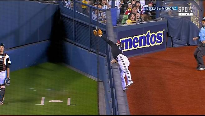 LG 구본혁이 25일 잠실 두산전 9회말 2사 1, 3루에서 이유찬의 뜬공 타구를 담장을 타고 낚아채고 있다. /사진=TVING 제공