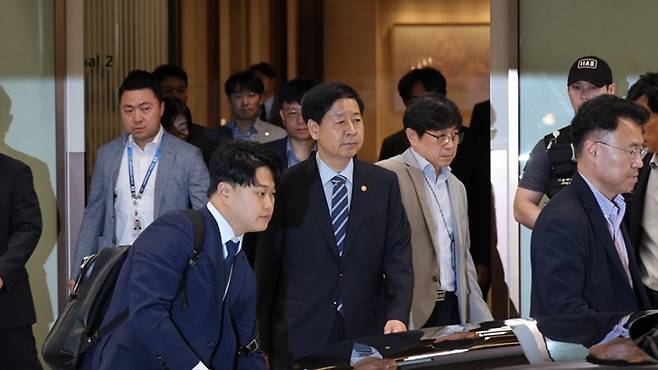 25일(현지시간) 열릴 예정이었던 한미 '2+2 통상 협의'가 취소됐다. 사진은 인천공항에서 발길을 돌리는 구윤철 경제부총리 겸 기재부 장관의 모습.[사진｜뉴시스]