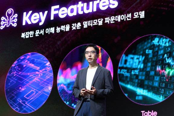 이홍락 LG AI연구원 공동 연구원장 겸 최고AI과학자가 7월 22일 열린 ‘LG AI 토크 콘서트 2025’에서 엑사원 생태계를 소개하고 있다. 뉴스1&nbsp;